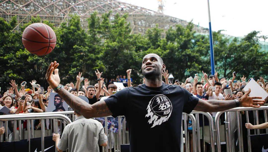 开云娱乐 -字母哥迎来十二赛季出色发挥，湖人观众热烈欢呼！(nba字母哥个人资料)