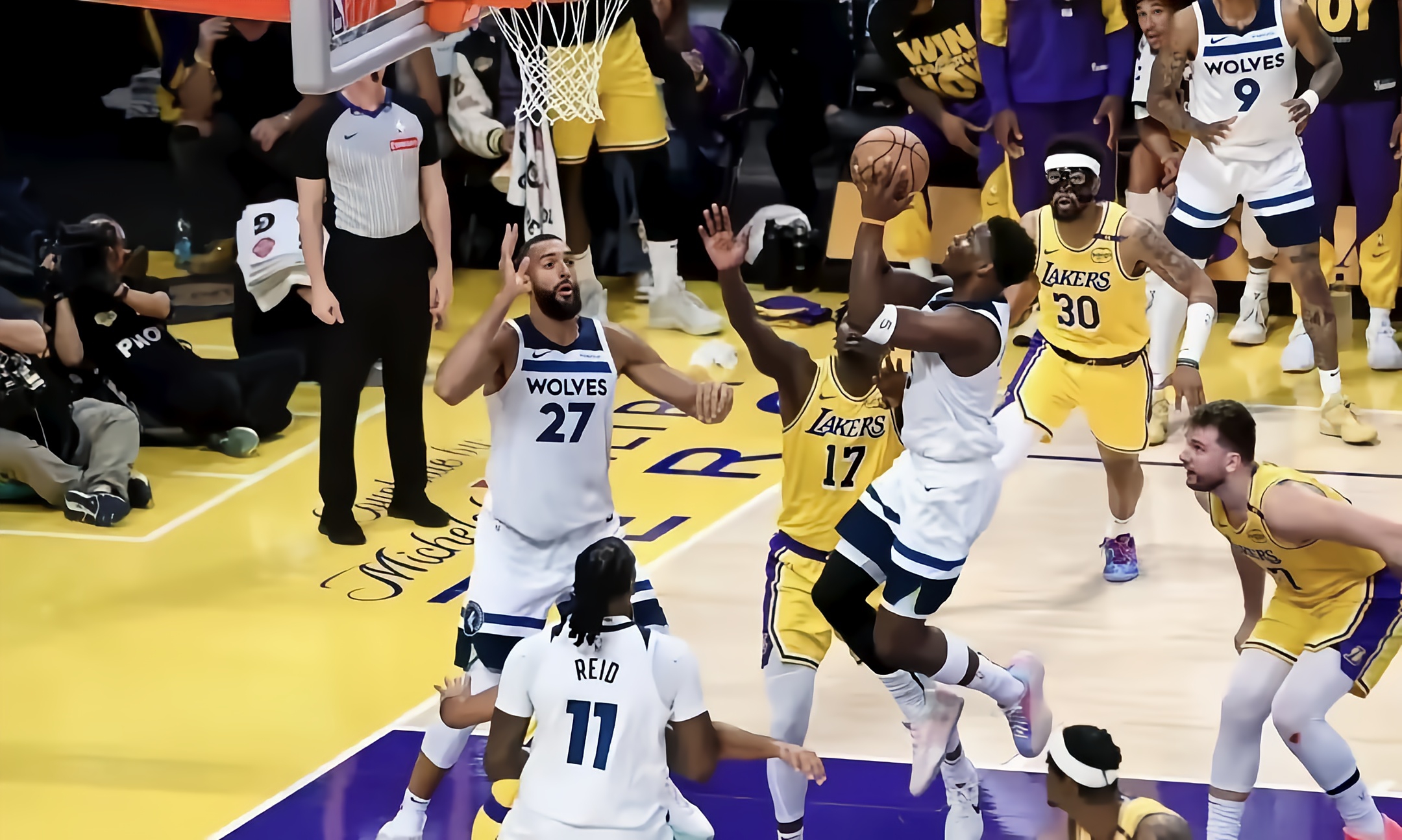 洛杉矶湖人发布备战花絮；国际比赛日回应争议；NBA季后赛任务艰巨；更衣室氛围转暖的简单介绍